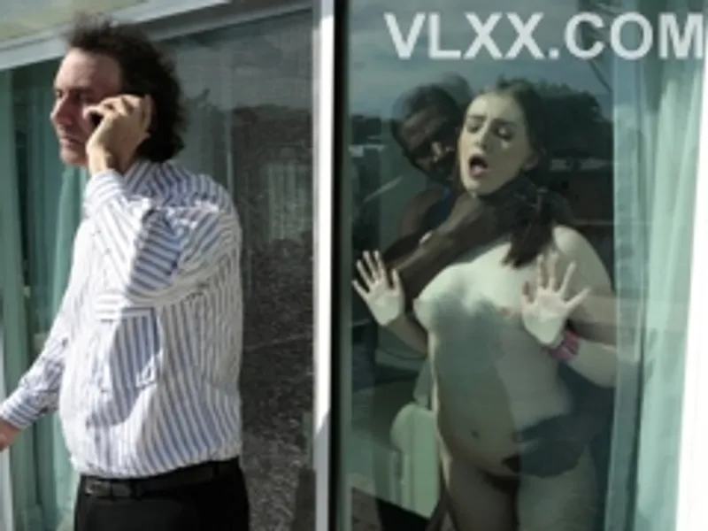 Dẫn ghệ da đen về nhà chơi rồi ngoại tình trước mặt ba mình