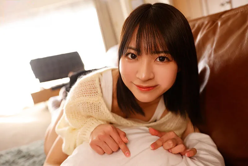 Chị gái lần đầu có anh yêu còn nhiều ngỡ ngàng nên mượn dương vật thằng em tập trước